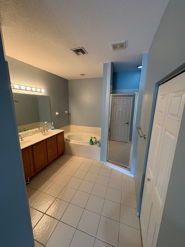 Building Photo - 3/2/1 Townhome in River Glen!  More Pics C...
