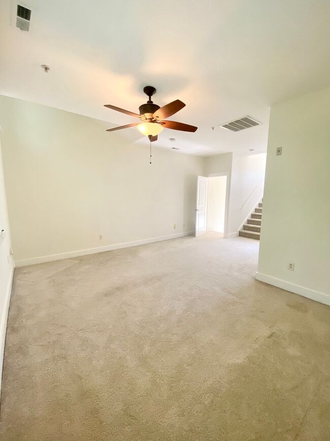 Building Photo - Townhome in First Ward!