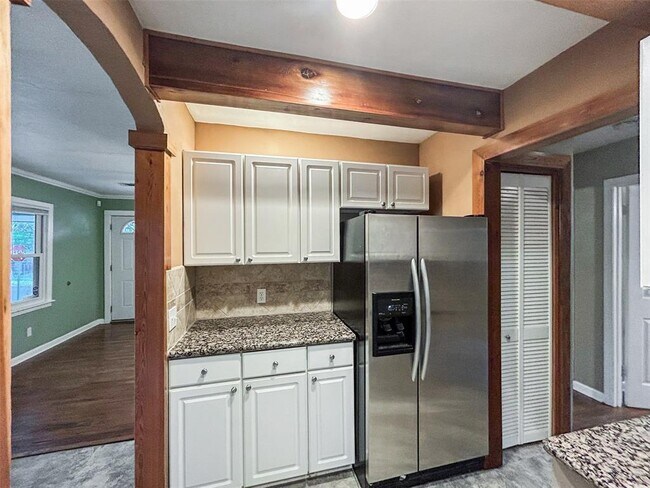 Building Photo - 805 Herndon Ln