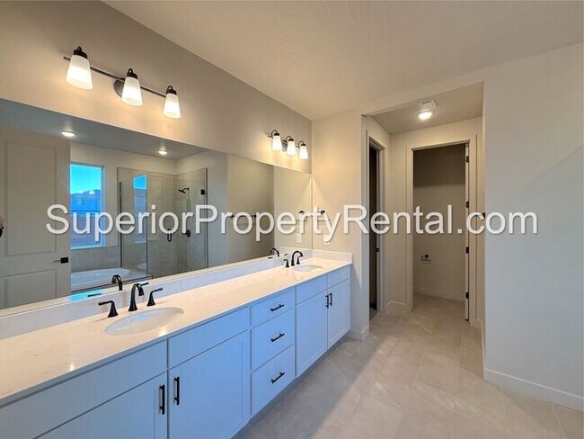 Building Photo - New 3 bed, 2.5 bath with 2 car garage home