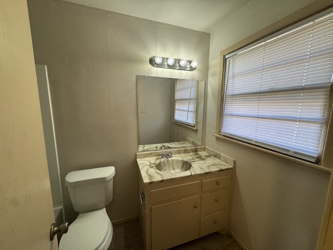 Building Photo - Beautiful 3-Bedroom Home with 2 Baths on 14th Street, Lubbock!