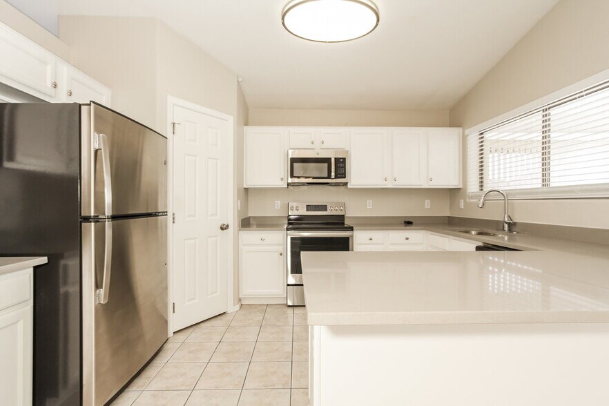 Building Photo - 306 N Wildrose
