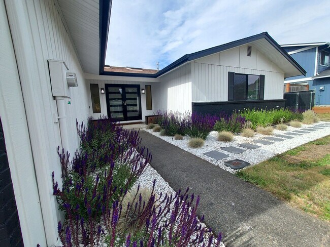 Building Photo - Amazing 3 bed 2 bath rambler full of custo...