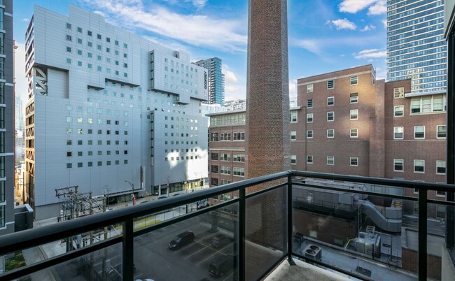Building Photo - River North Stunning Furnished 2b2b Apartment