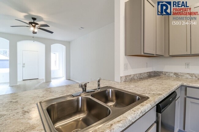 Building Photo - 1495 Meadows Dr