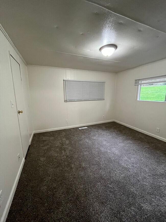 Building Photo - Columbia Riverfront Home with 1 Acre of Landscaped Yard