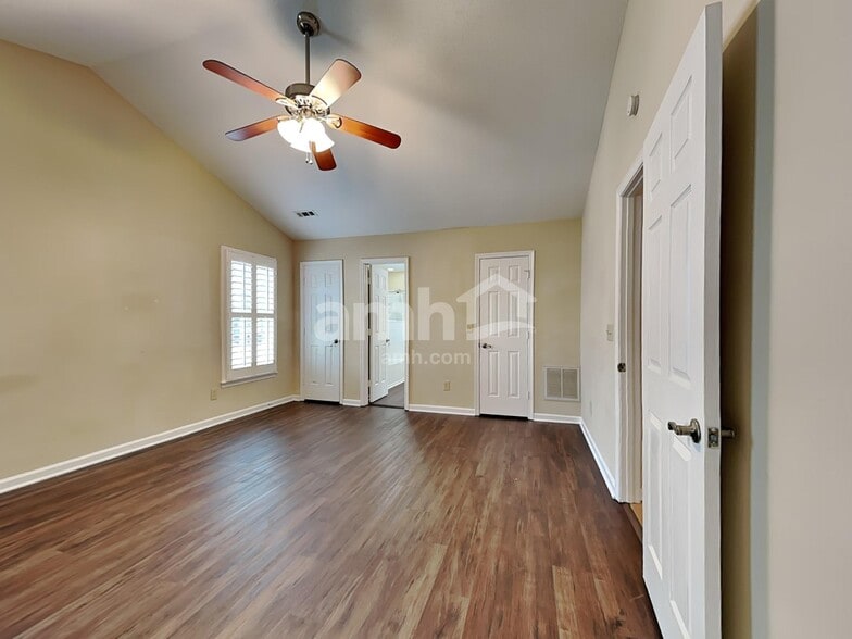 Building Photo - 3109 Southampton Dr