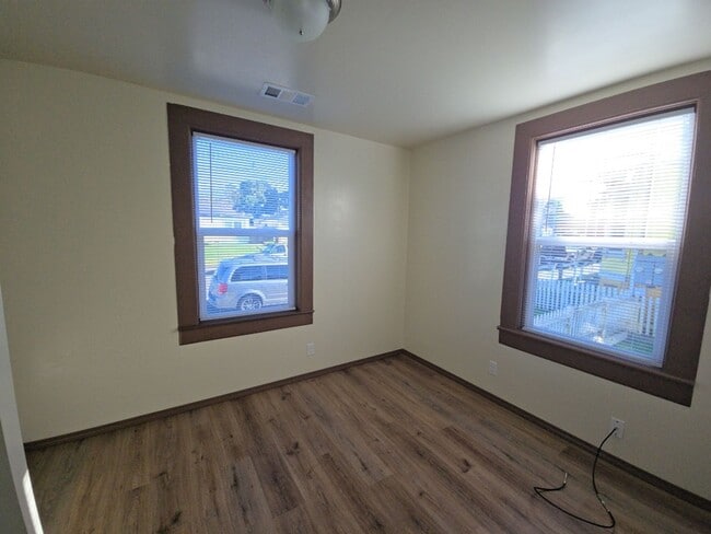 Building Photo - 3BR Eureka home offers remodeled interior, large yard and outbuildings!