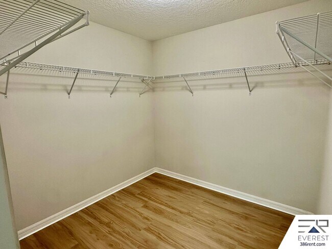 Building Photo - FULLY FENCED 4/3/2 IN DESIRABLE SEMINOLE WOODS