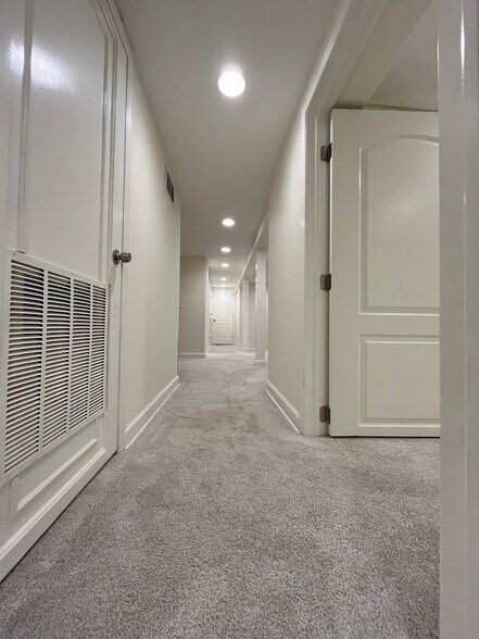 Building Photo - 3424 N Hamlin Ave