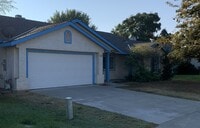 Building Photo - 3 Bedroom 2 Bath Home