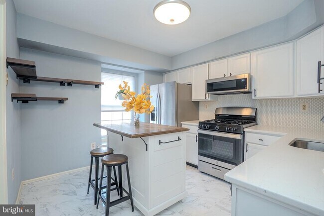 Building Photo - 128 S Barrow Pl