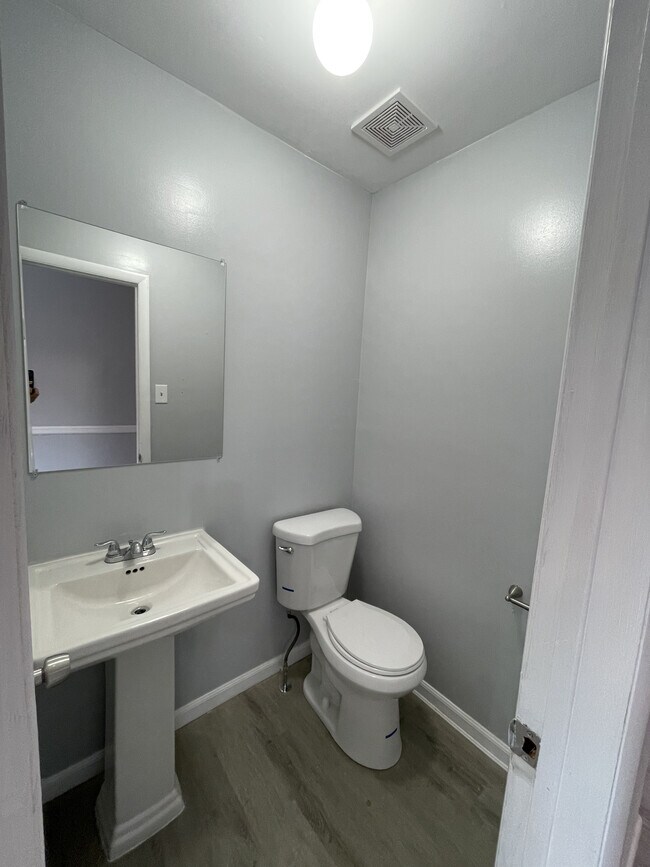 Building Photo - 2205 Walnut Ridge Est