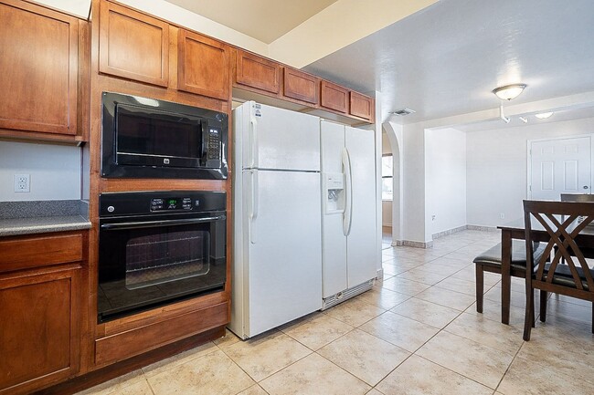 Building Photo - 928 E 6th St