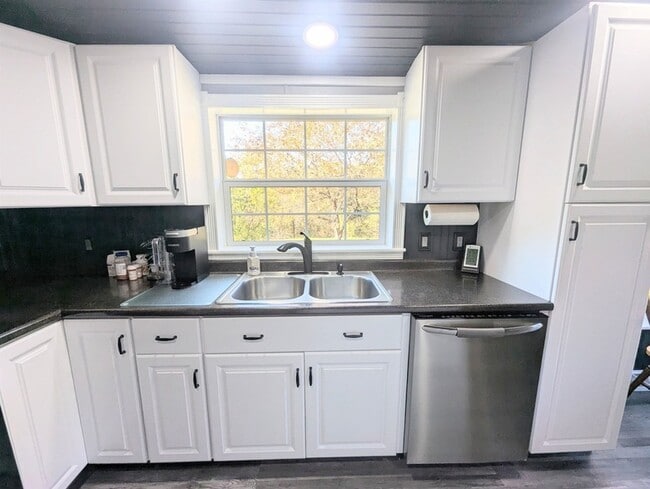 Building Photo - 43 Crestwood Dr