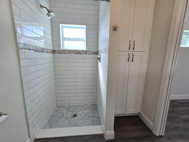 Building Photo - Charming 3-Bedroom, 2-Bath Home in Sarasota ~ Near Legacy Trail