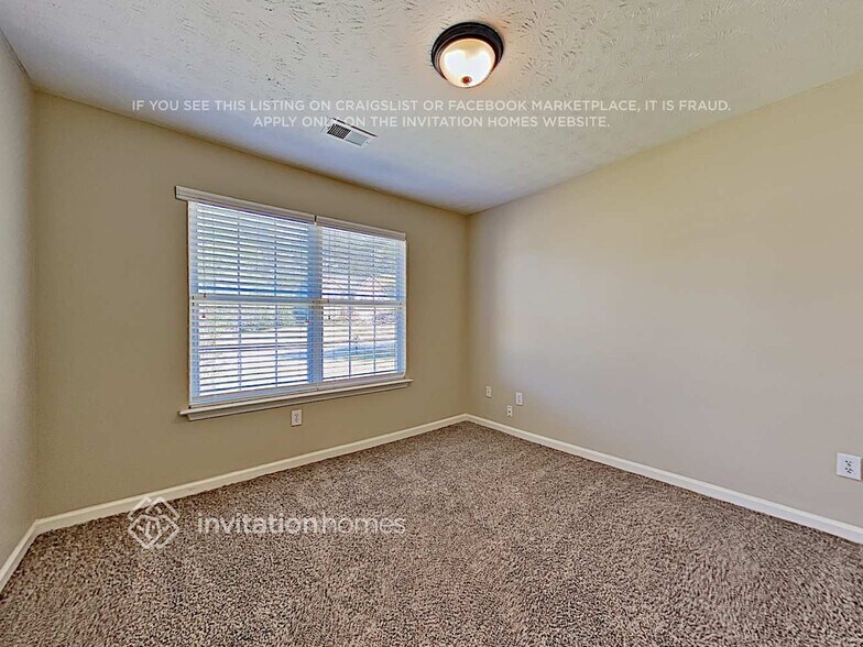 Building Photo - 320 Birchmere Close SW