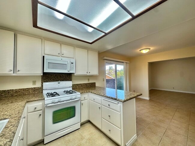 Building Photo - 4 Bedroom Home 3 Car Garage with Fenced Ya...