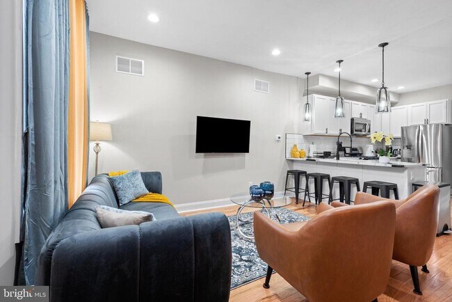 Building Photo - 2219 E Chase St