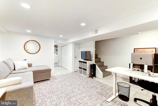 Building Photo - 241 Lynhaven Dr