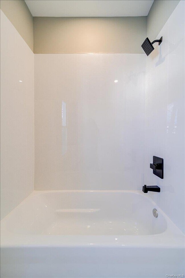 Building Photo - 108 Pine St