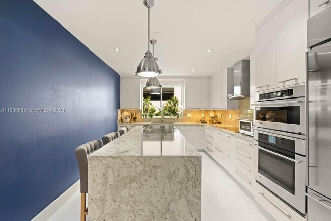 Building Photo - 1000 Venetian Way