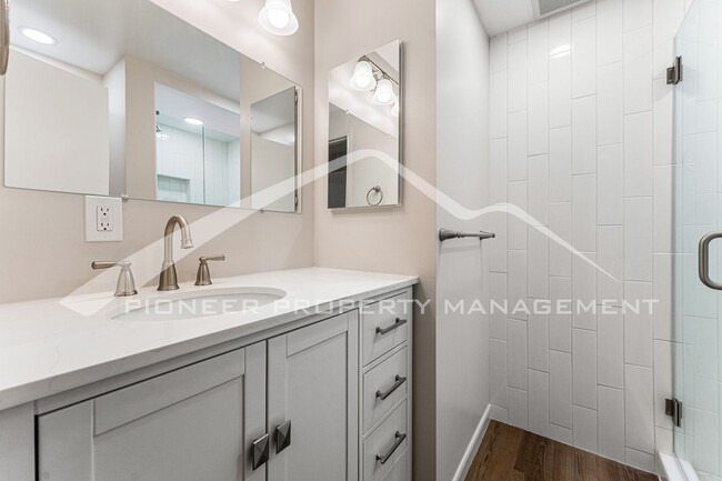 Building Photo - Newly Renovated Half-Duplex with Huge Fenc...