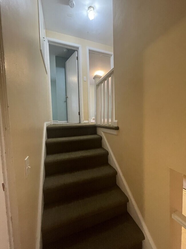 Building Photo - 918 Sylvan Ave