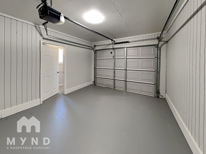 Building Photo - 2585 Westchester Dr