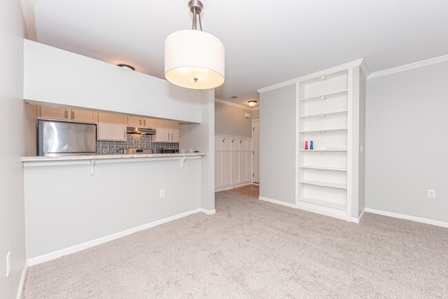 Building Photo - 2646 S Knightsbridge Cir