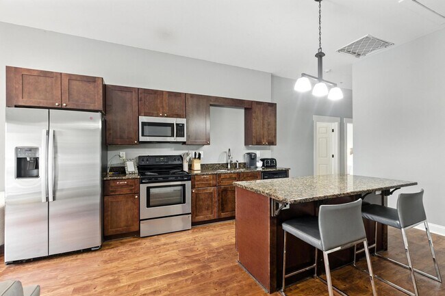 Building Photo - North Thomas 472-492