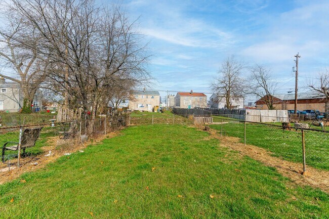 Building Photo - 4040-4042 Halsey Pl