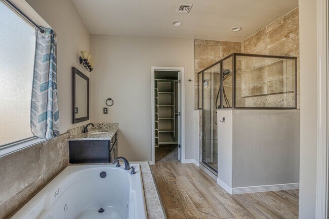 Building Photo - Beautiful East side House