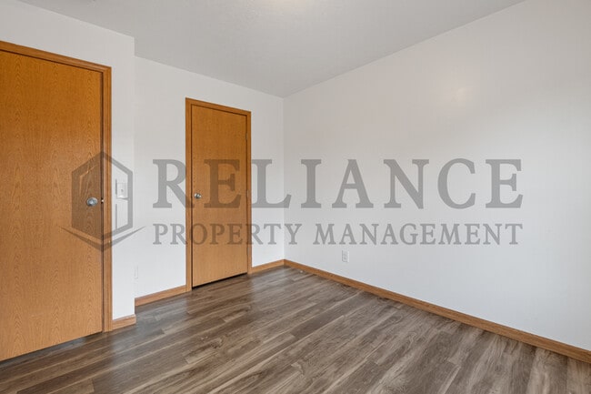 Building Photo - 305 S Elm St