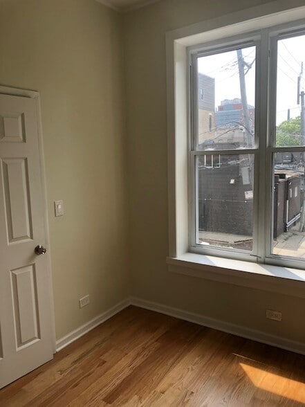 Building Photo - 929 S Laflin St