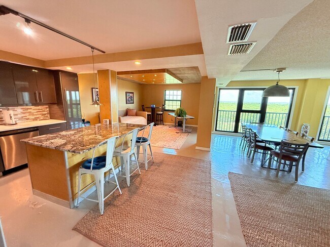 Building Photo - Huge Loft-Style 1 bed 1.5 Bath for Rent in...