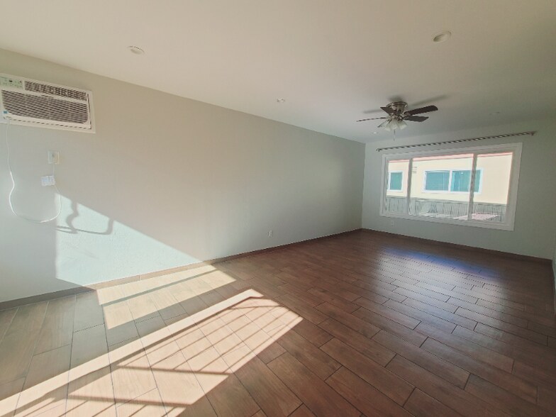 Building Photo - 1108 W 110th St