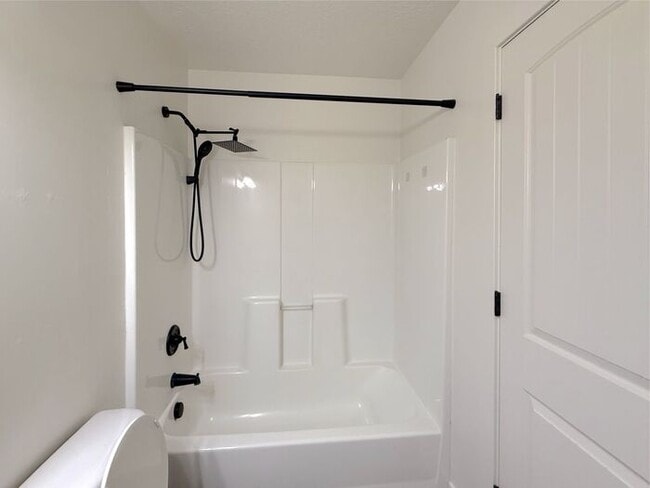 Building Photo - 4 bed, 2.5 bath duplex w/1 car garage