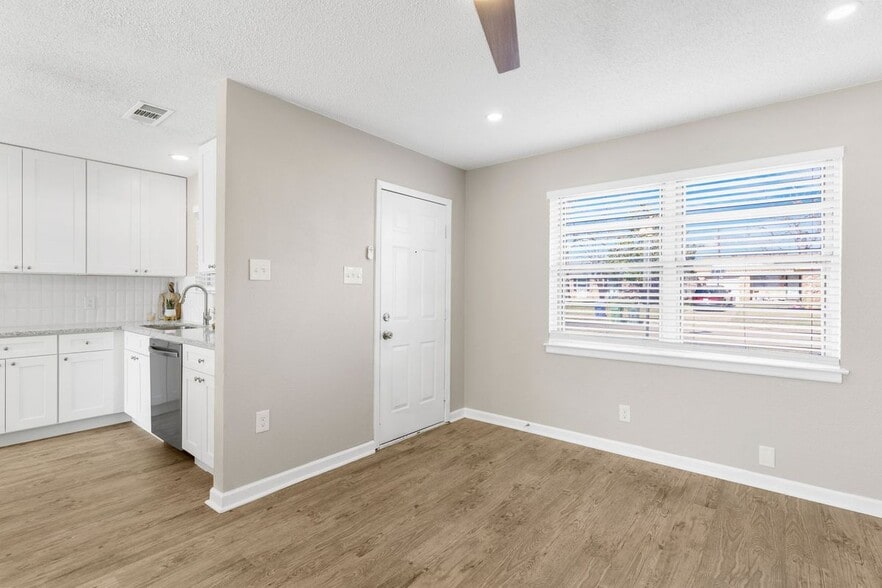 Building Photo - 714 Pleasant Valley Rd