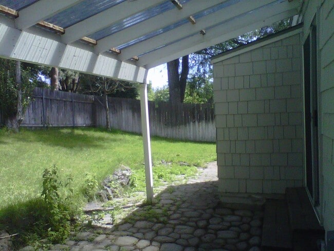 Building Photo - Charming 2 Bedroom, 1 Bath Finch Arboretum Area Home
