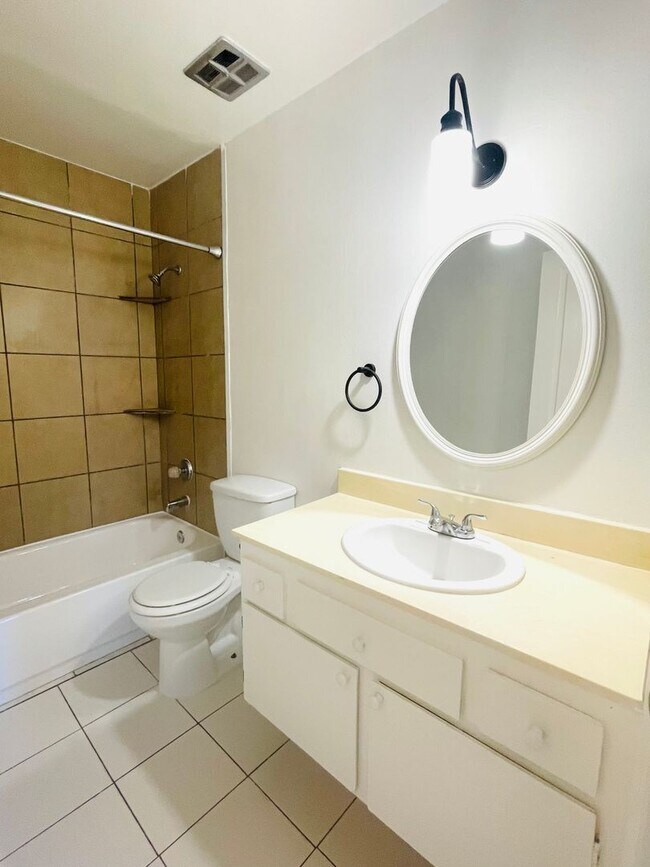 Building Photo - Charming 2-Bedroom, 1.75-Bathroom Unit with Garage, Patio & Community Amenities!