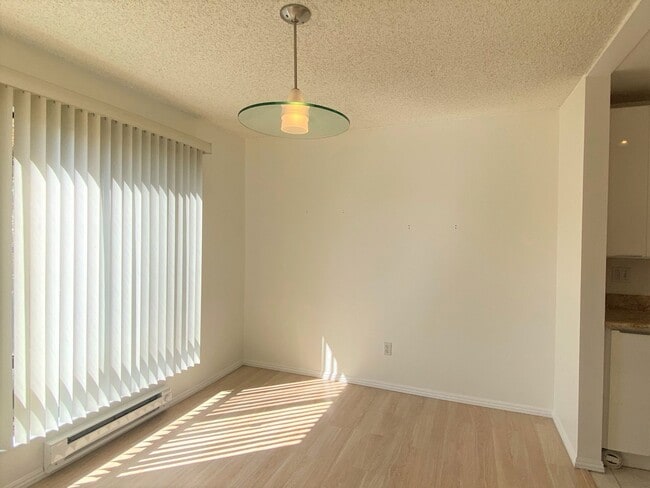 Building Photo - One Bedroom Condo Available in Watergate Community/Emeryville!