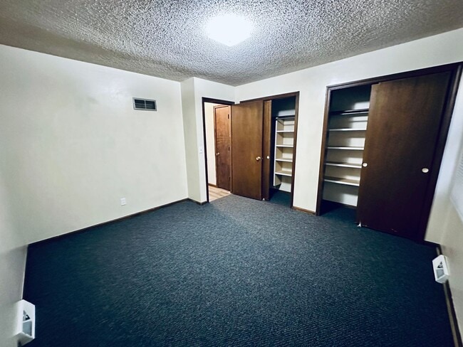 Building Photo - {1809} Spacious Duplex in Great Blue Springs Location + Finished Basement + 1 Car Garage