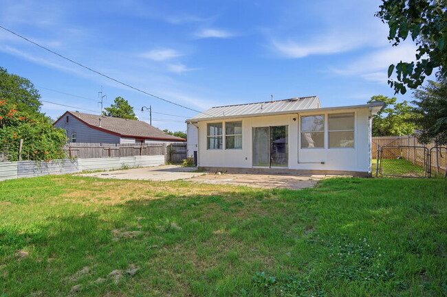 Building Photo - 549 E Ercoupe Dr
