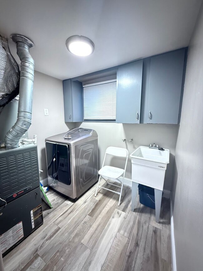 Building Photo - Spacious 3/1 in Arden Manor