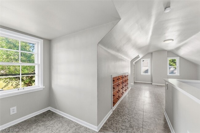 Building Photo - 866 E 209th St