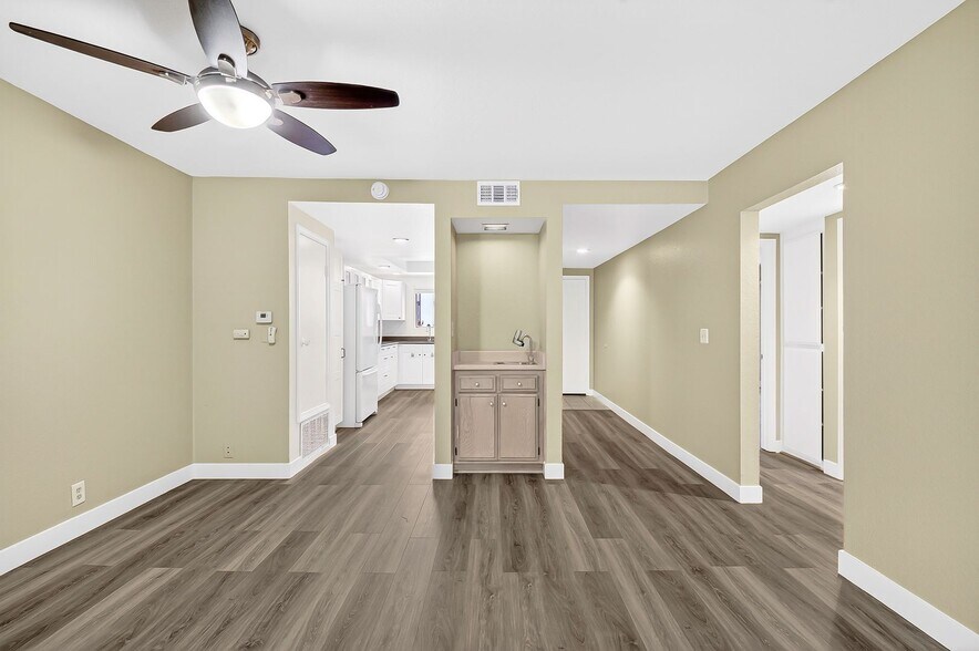 Building Photo - 2001 E 21st St