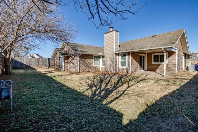 Building Photo - Spacious 3-bedroom home with bonus room, fenced yard, and 2-car garage in Country Hollow.