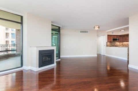 Living room - 500 W Harbor Dr