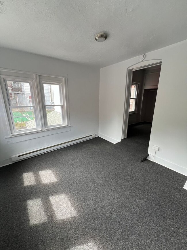 Building Photo - FOUR BEDROOM/ONE BATH ROW